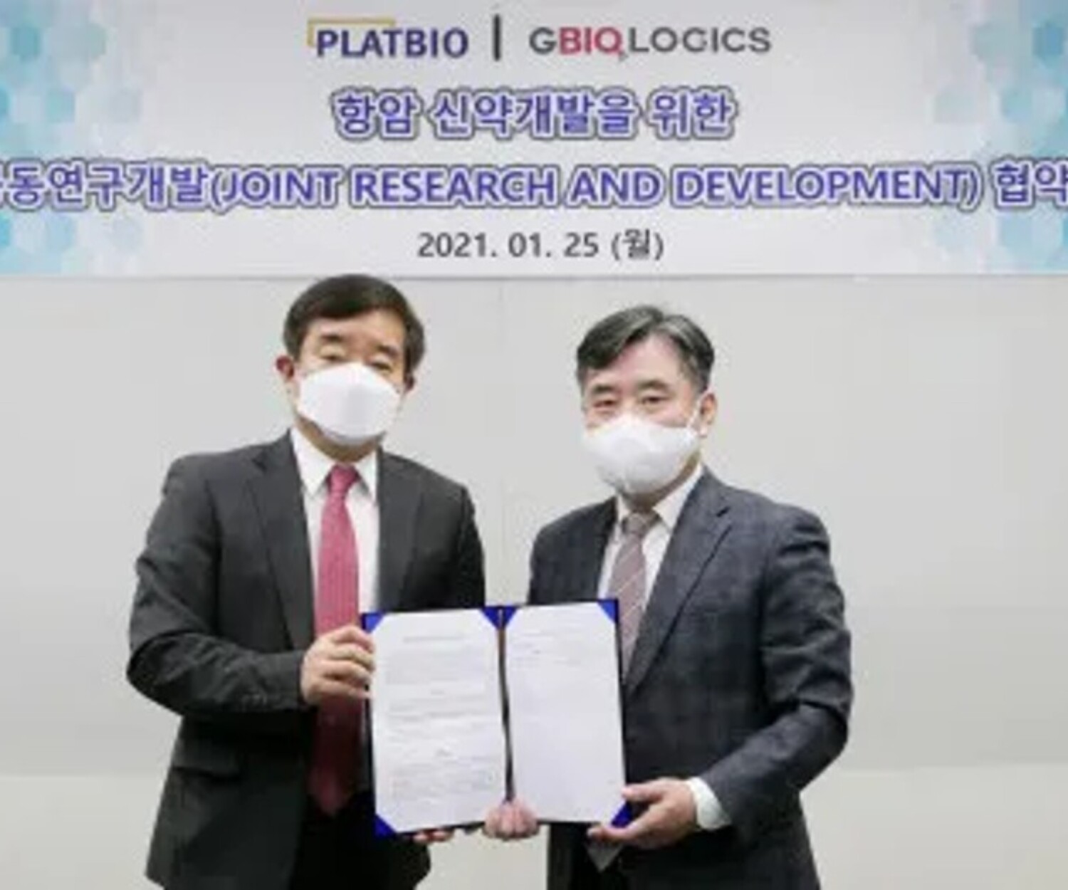 (사진 왼쪽부터) 조시형 지바이오로직스 상무, 김선진 코오롱제약 대표, 송동호 지바이오로직스 대표, 임우성 코오롱제약 본부장 / 사진=코오롱제약